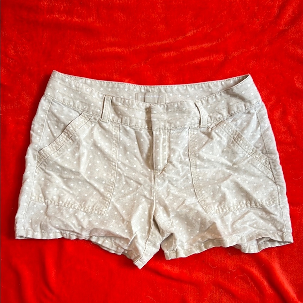 Banana Republic Cream Cargo Shorts Classic Summer Style